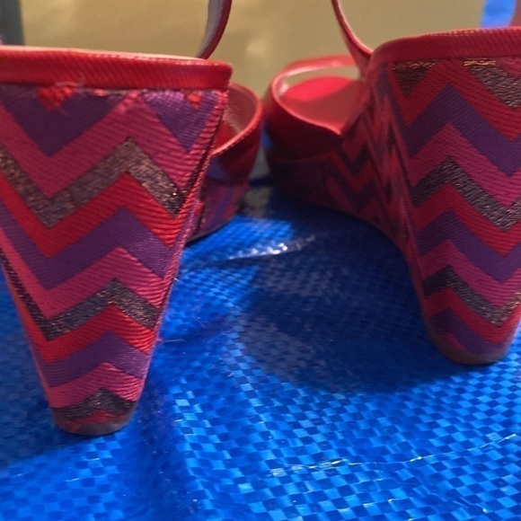 👠 Red Sexy Wedges take me dancing w/gold,red & purple chevron heels Sz 9… - Picture 7 of 10